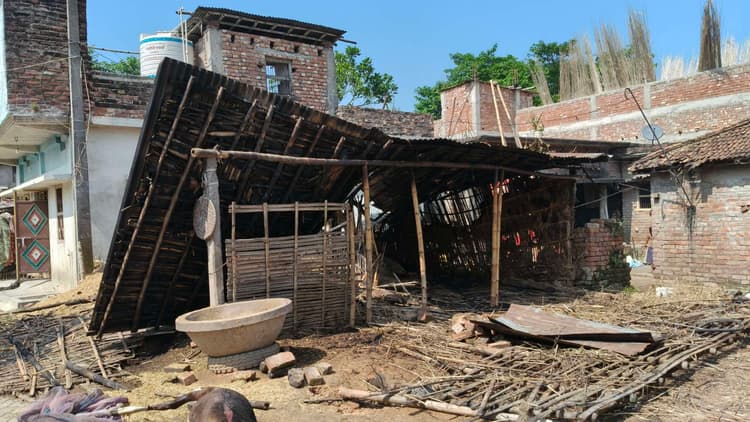 शॉर्ट सर्किट से लगी आग में दो घर जलकर राख, तीन मवेशियों की भी गयी जान