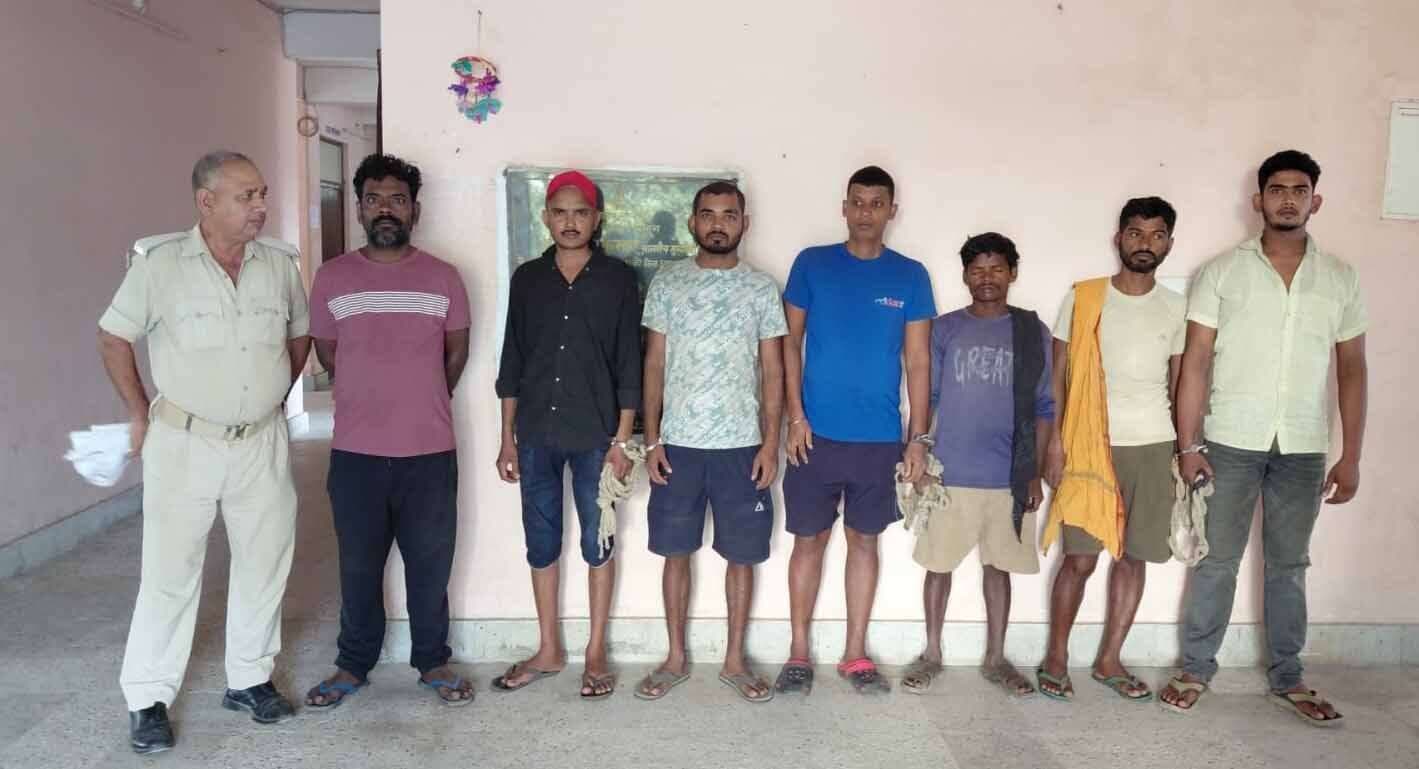 33 लीटर शराब के साथ दो तस्कर व पांच शराबी गिरफ्तार