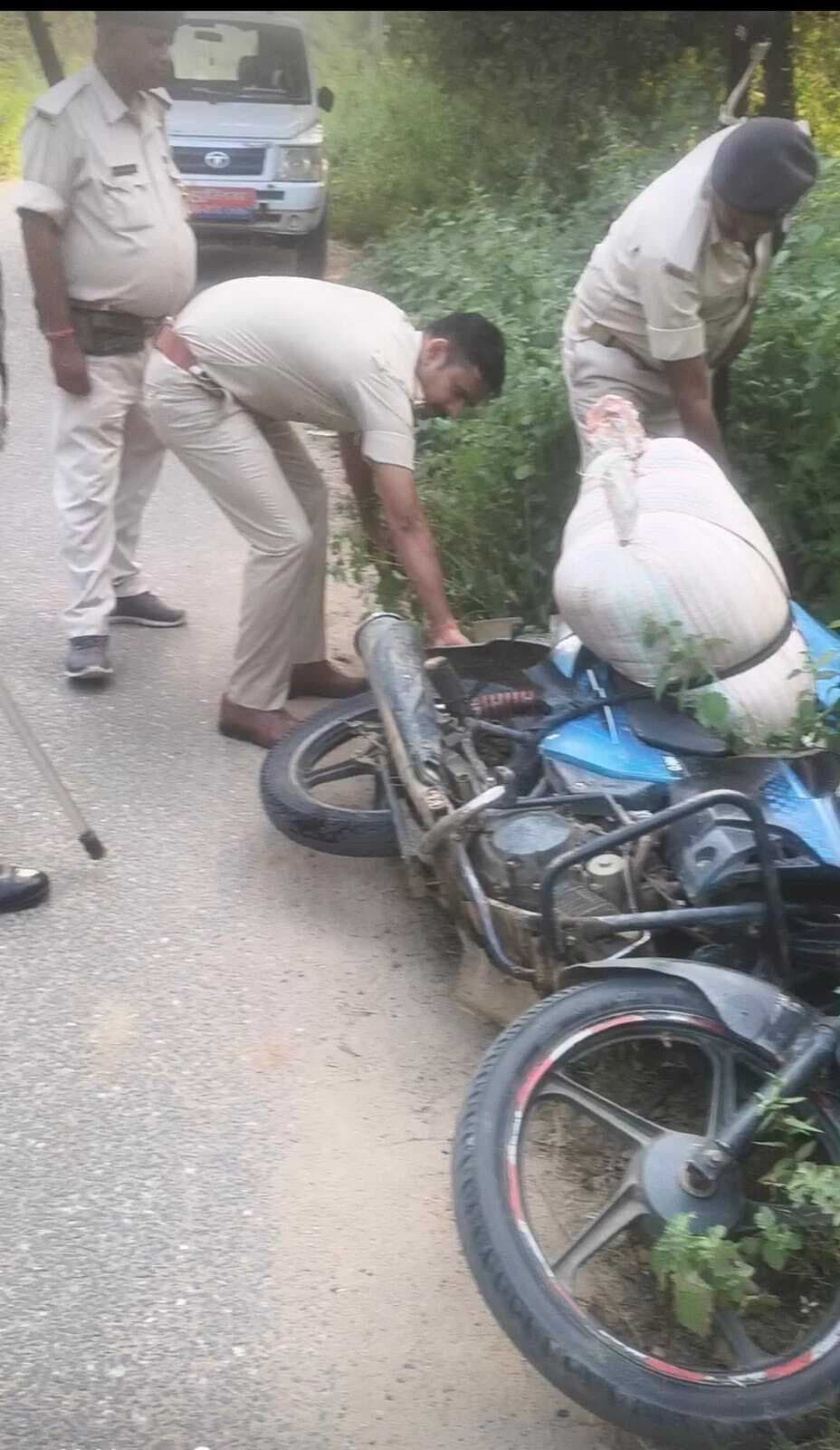 बाइक पर लदी 244 लीटर शराब जब्त, प्राथमिकी दर्ज