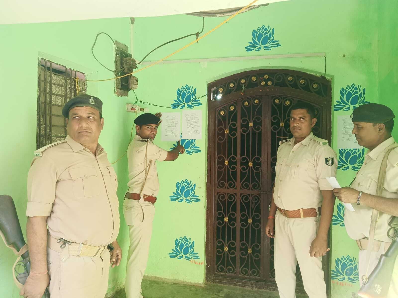 विजयीपुर में हत्यारोपितों के खिलाफ चिपकाया इश्तेहार