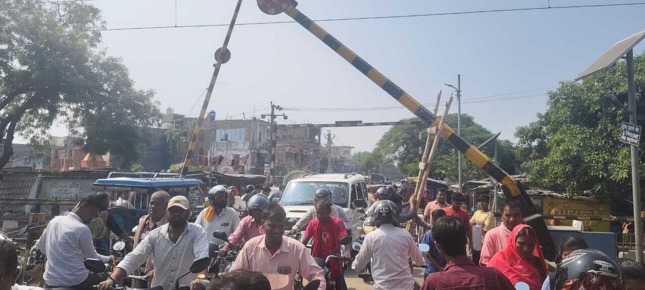 कुचायकोट में तेज रफ्तार पिकअप ने रेलवे फाटक तोड़ा, लगा जाम