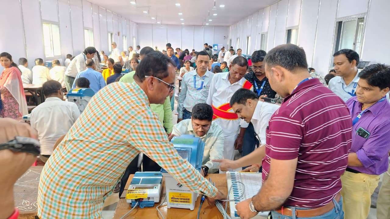 मतदान कर्मियों को दिया गया वेब कास्टिंग व वीटीआर ऑनलाइन करने संबंधी जानकारी