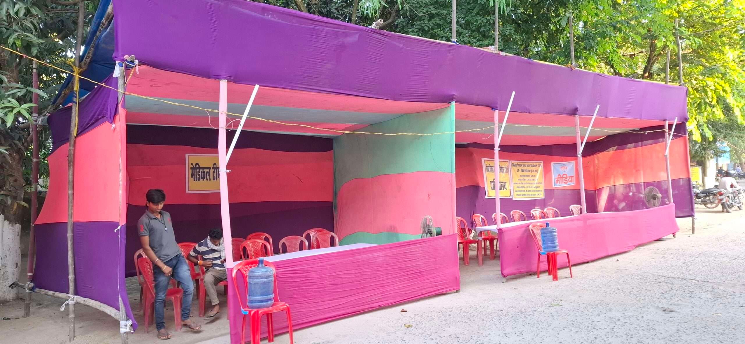 नामांकन के इंतजार में बैठे रहे अधिकारी