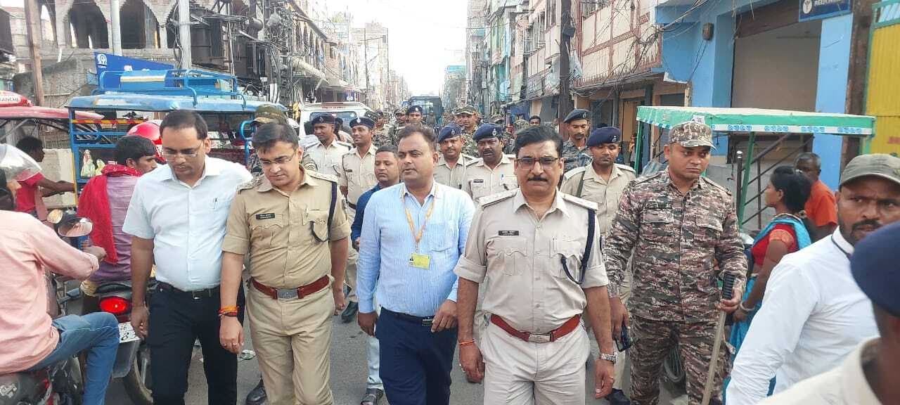 क्षेत्र में शांति व्यवस्था को लेकर डीएम-एसपी ने शहर में किया फ्लैग मार्च