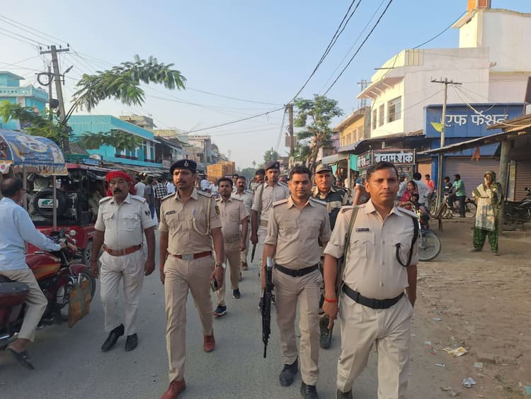 कुर्साकांटा में पुलिस ने किया फ्लैग मार्च