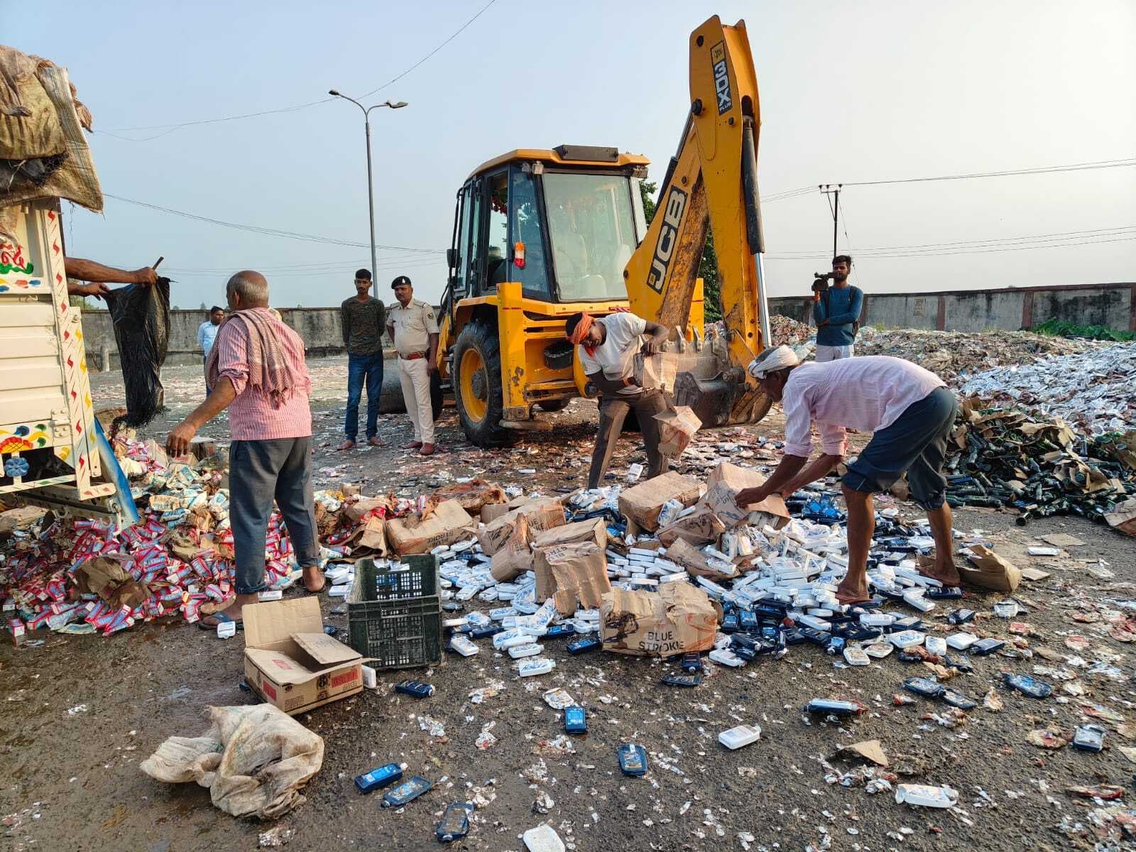 उत्पाद विभाग ने बलथरी चेकपोस्ट से विभिन्न कांडों में जब्त 8187 लीटर शराब की नष्ट