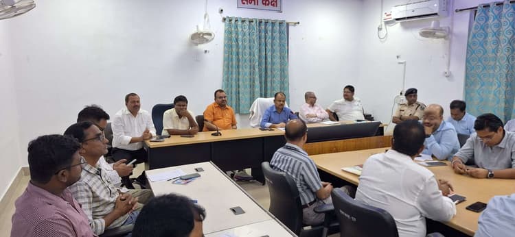 विधानसभा चुनाव को लेकर गठित कोषांग के कार्यों की डीएम ने की समीक्षा