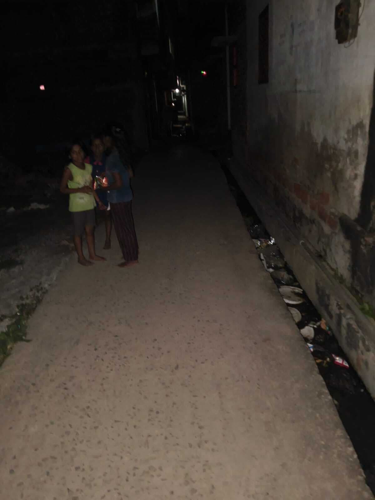 नगर क्षेत्र की मुख्य सड़कों पर लाइट, लेकिन मुहल्लों में अब भी अंधेरा