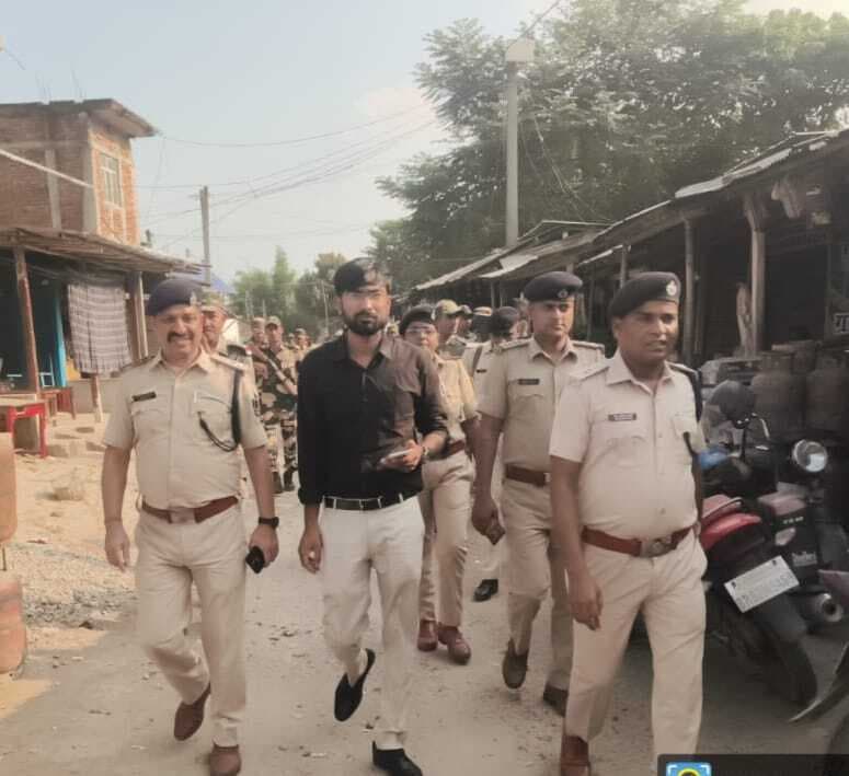 टेढ़ागाछ में भयमुक्त मतदान के लिए पुलिस का फ्लैग मार्च