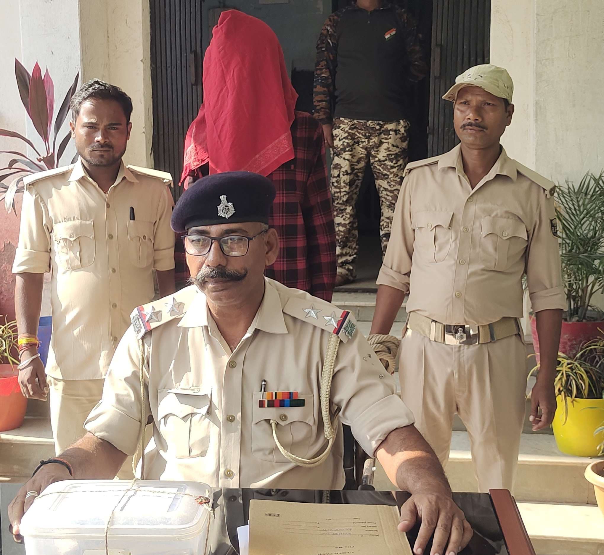 चूनापुर पुल पर हथियार लहराते हाउसिंग कॉलोनी का युवक गिरफ्तार