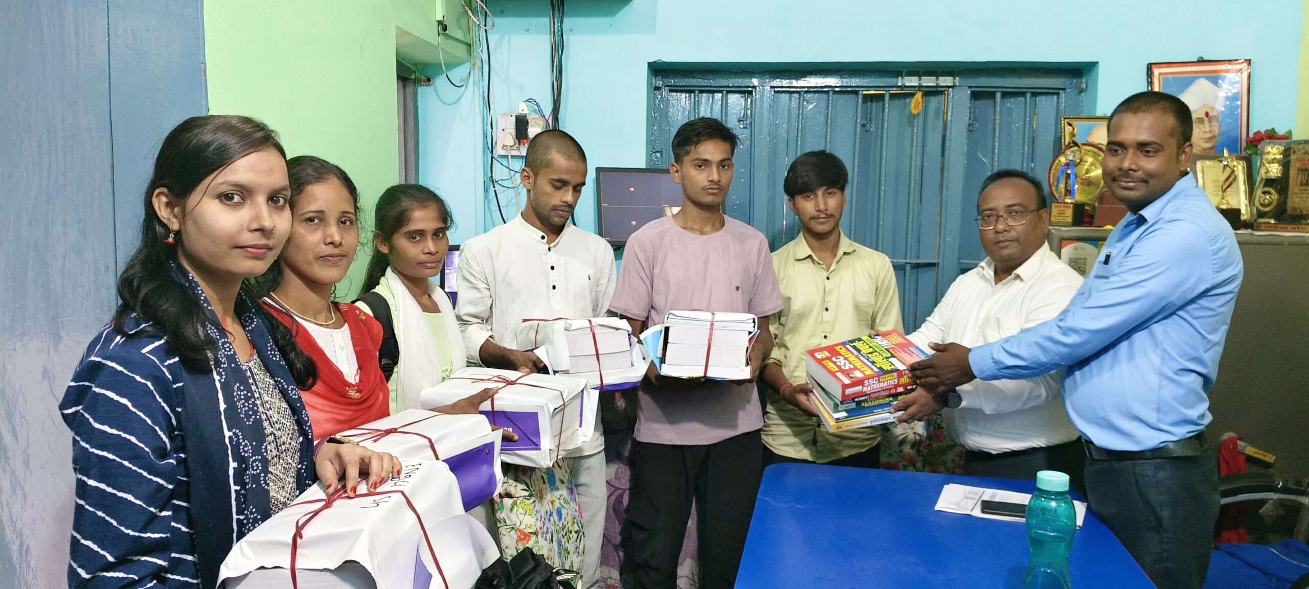 छह युवाओं को दी गयी प्रतियोगी परीक्षाओं की पुस्तकें