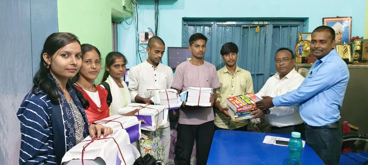 छह युवाओं को दी गयी प्रतियोगी परीक्षाओं की पुस्तकें