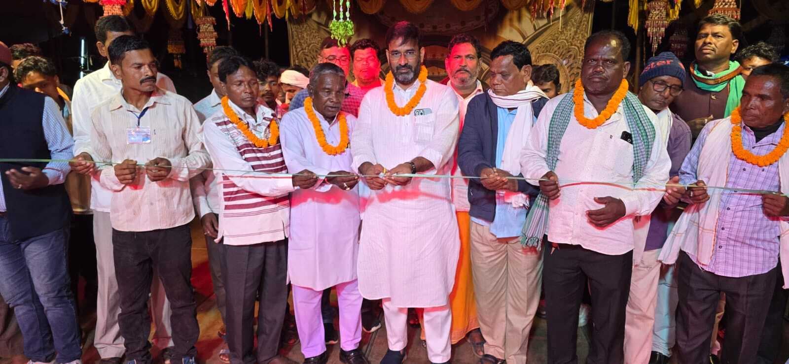 कलाकारों ने संथाली गायन जात्रा प्रस्तुत कर किया मंत्रमुग्ध