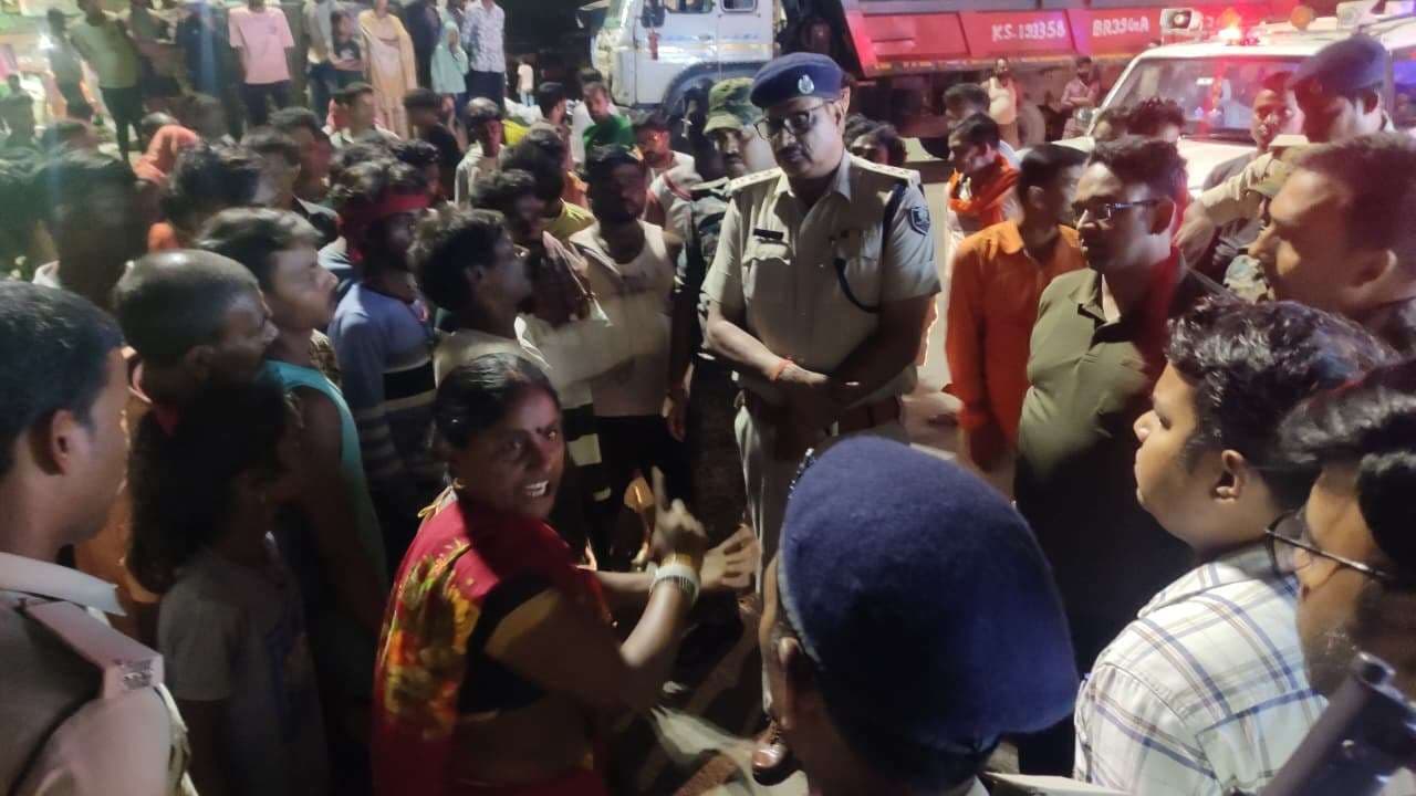 मौत के विरोध में सड़क जाम, यूटयूबर की रिहाई के बाद हटा जाम