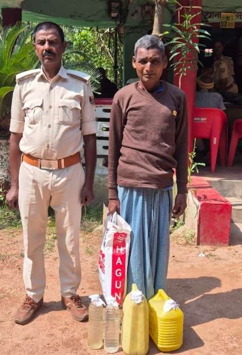 20 लीटर देसी शराब के साथ दंपती समेत तीन गिरफ्तार