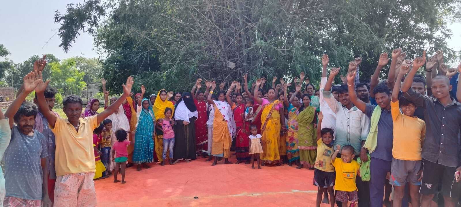 सड़क निर्माण की मांग को लेकर ग्रामीणों ने की ग्रामसभा