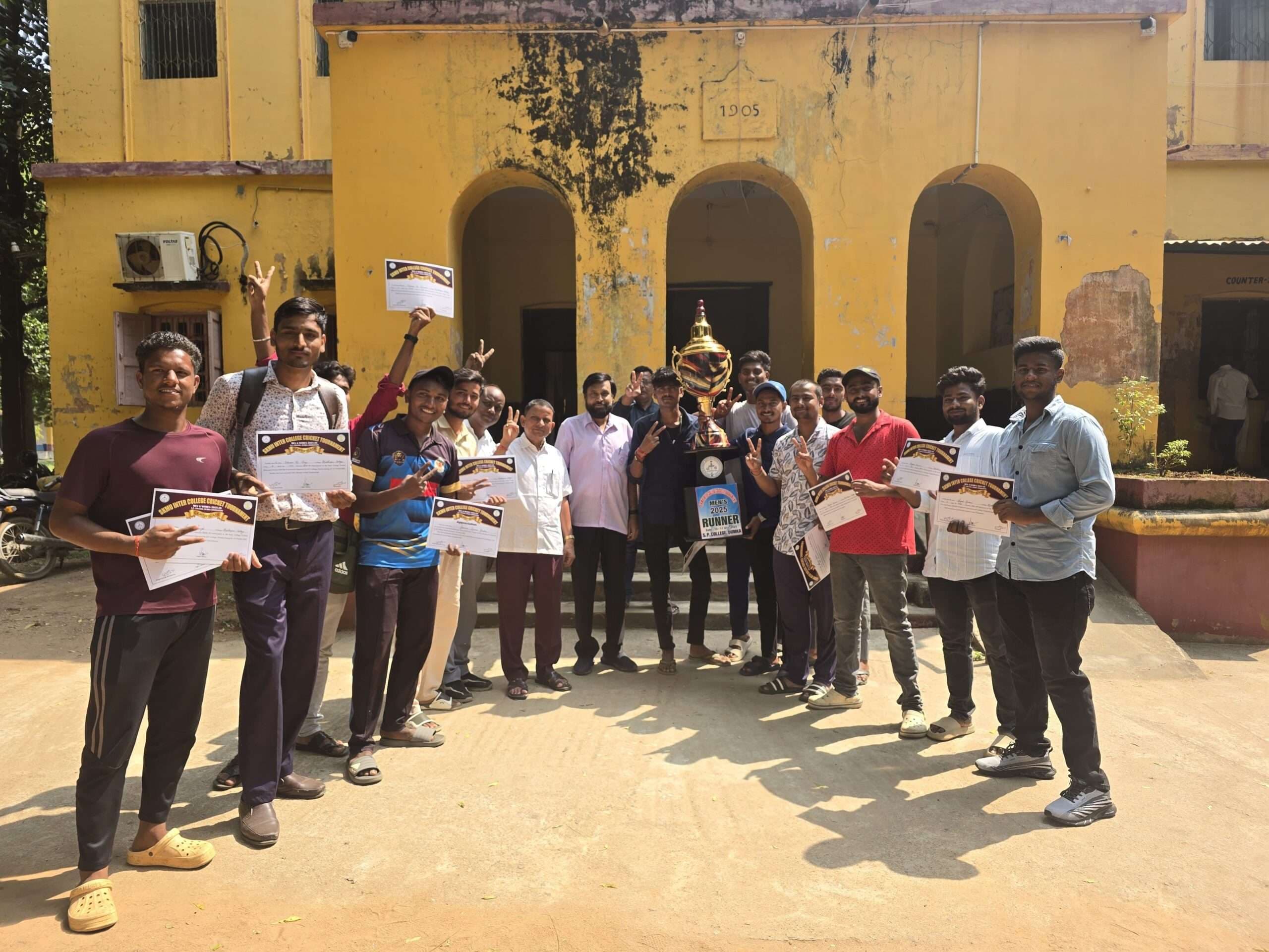 इंटर कॉलेज क्रिकेट टूर्नामेंट में मधुपुर कॉलेज की टीम बनी उपविजेता