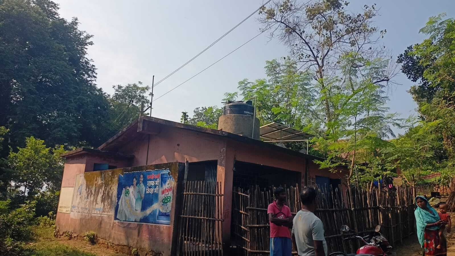 आंगनबाड़ी केंद्र के ऊपर से गुूजरा है 11 हजार का तार, हादसे का डर