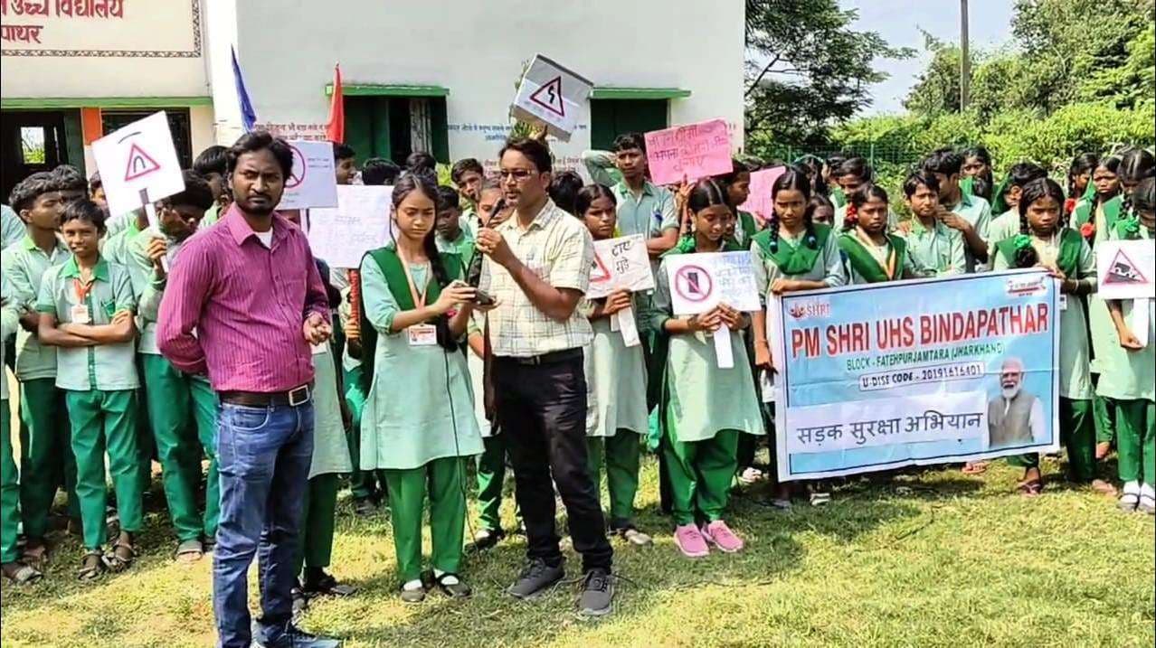 छात्रों ने सड़क सुरक्षा के प्रति लोगों को किया जागरूक