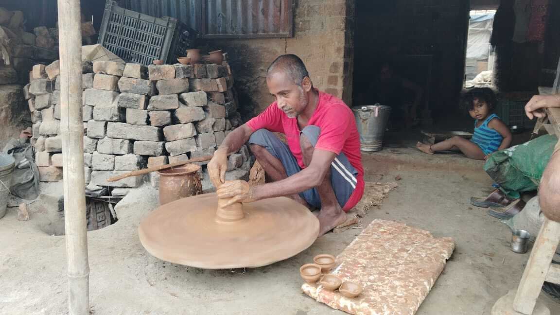 मिट्टी के दीयों से रोशन होगी दीपावली, पर कुम्हारों की उम्मीदें धुंधली