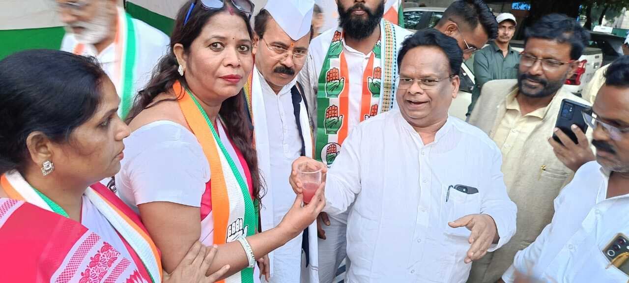 देवघर सहित चार जिलों के कांग्रेस जिलाध्यक्ष को हटाने की मांग, दिल्ली में मुख्यालय के समाने दिया धरना