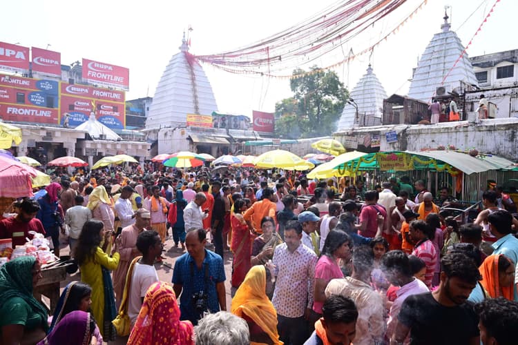 Deoghar news : बाबा नगरी में उमड़ा श्रद्धा का सैलाब, 50 हजार भक्तों ने किया जलार्पण