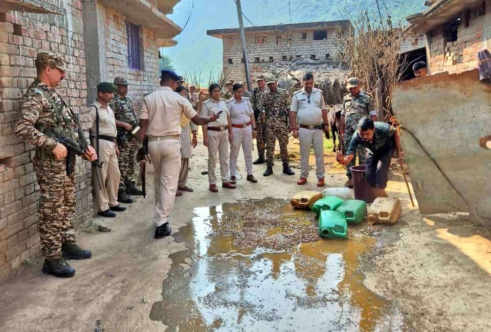 श्रीकिशुन कोड़ासी गांव में 5400 किलो जावा महुआ किया नष्ट