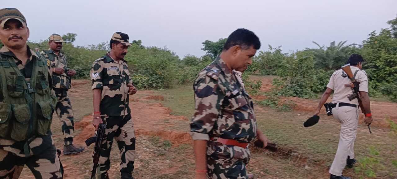 बीएसएफ जवान ने किया फ्लैग मार्च, एक वारंटी गिरफ्तार