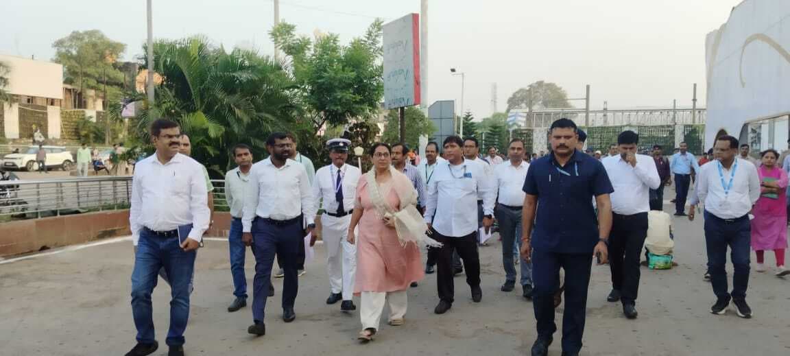 Deoghar news : डीआरएम ने जसीडीह स्टेशन का किया निरीक्षण, निर्माणाधीन फुटओवर ब्रिज को देखा