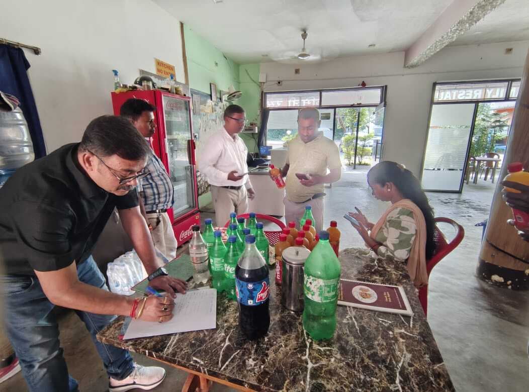 फूड सेफ्टी विभाग ने की होटलों की जांच, एक्सपायरी पे पदार्थ किया नष्ट