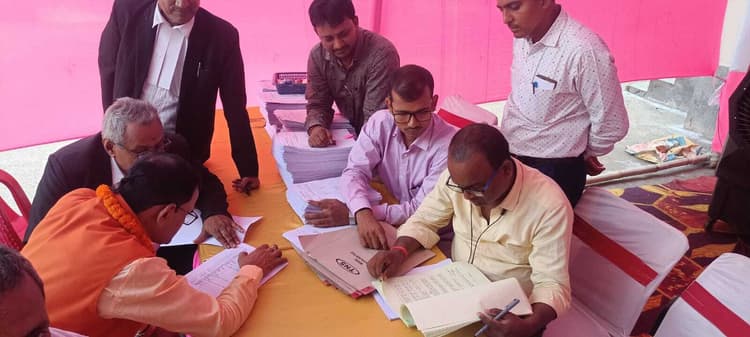 चौथे दिन निर्दलीय उम्मीदवार विपिन कुमार ने कराया पहला नामांकन