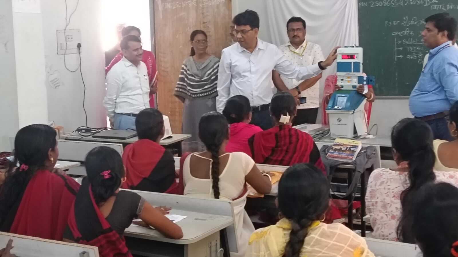 मतदान केंद्रों में उपलब्ध सुविधाओं का लिया जायजा