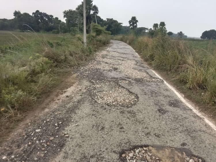 संझौली-राजपुर पथ में चलना हुआ मुश्किल, चार प्रखंडों का संपर्क टूटा
