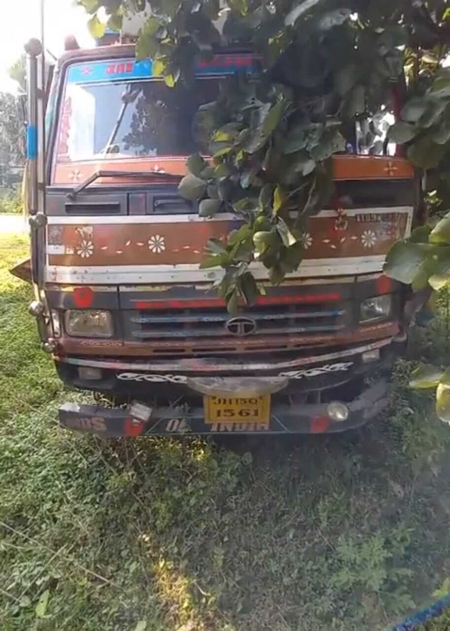 ट्रक के धक्के से टेम्पो चालक सहित दो बाइक सवार घायल