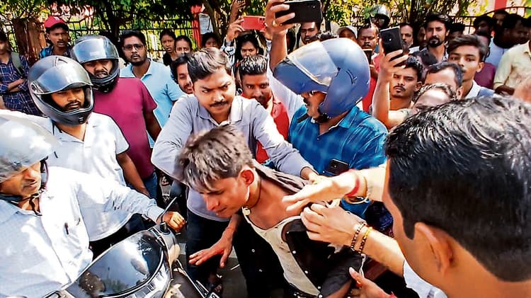 Rourkela News : नकली पिस्तौल दिखाकर छात्रा को धमका रहा था रोड रोमियाे, लोगों ने पीटा