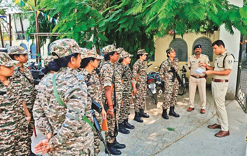 Gopalganj News : बरौली और हथुआ विस क्षेत्र से एक-एक उम्मीदवार ने दाखिल किया नामांकन का पर्चा