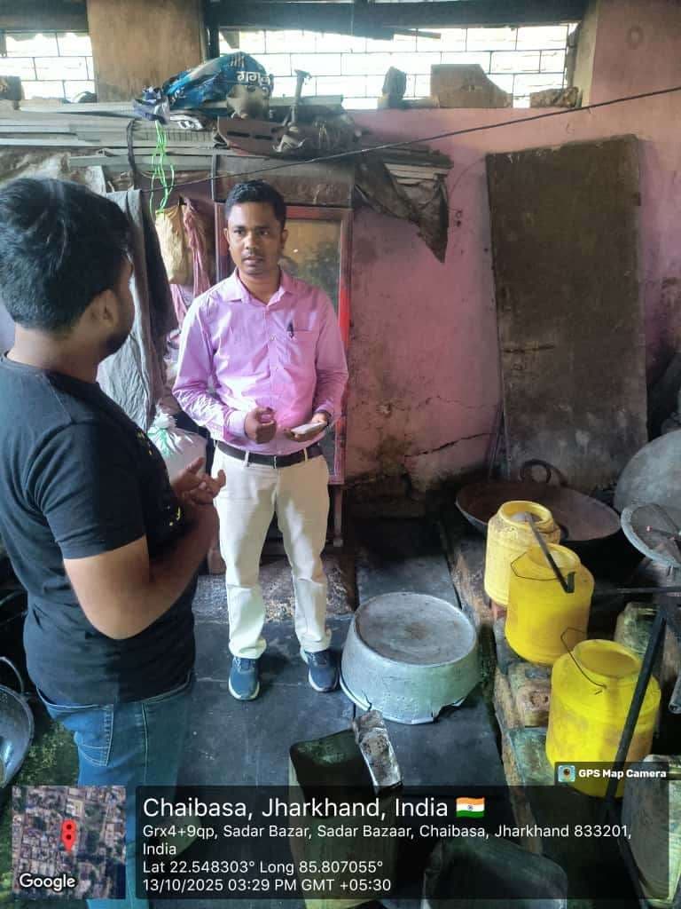 Chaibasa News : खाद्य सुरक्षा पदाधिकारी ने मिठाई दुकानों का औचक निरीक्षण किया, लाइसेंस रहित वेंडरों को चेताया