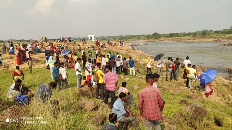 Chaibasa News : खरकई में डूबे युवक का शव मिला, मां का आरोप- 24 दोस्तों ने नदी में धक्का दिया