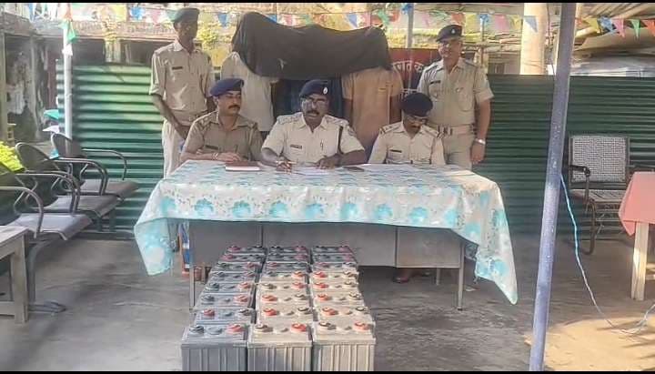 Chaibasa News : टावर से बैटरी चोरी कर भाग रहे बिहार के तीन युवकों को दबोचा