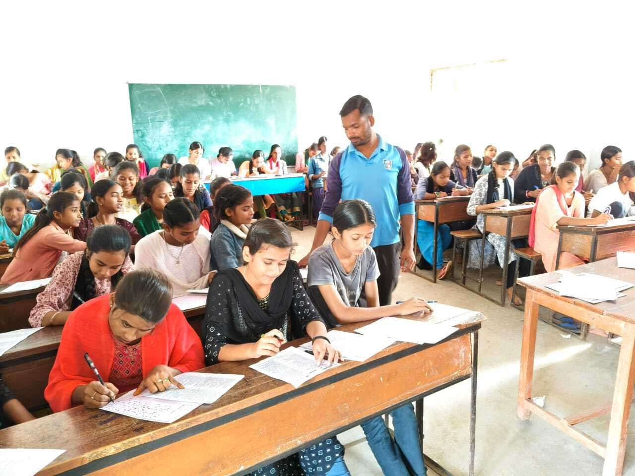 Giridih News :भारतीय संस्कृति ज्ञान परीक्षा में शामिल हुए 8000 विद्यार्थी