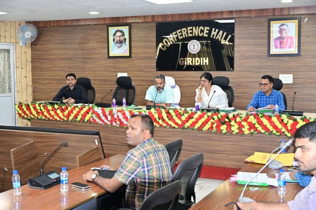 Giridih News :समय पर गुणवत्ता के साथ पूरा करें काम : डीसी