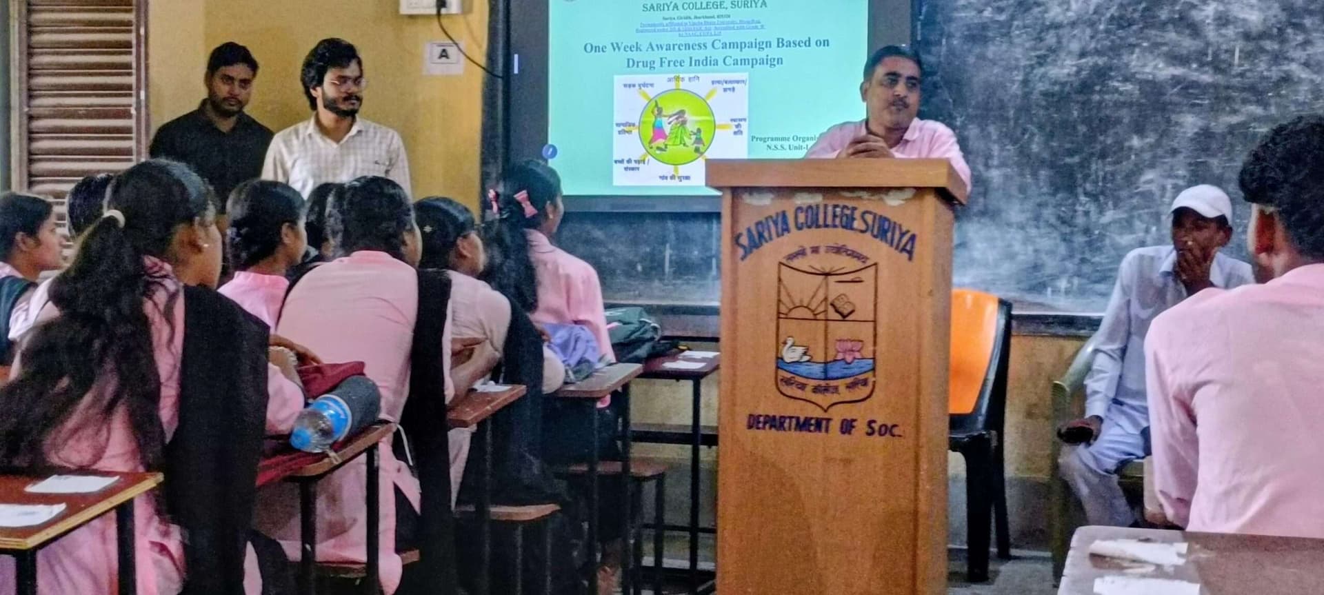 Giridih News :सरिया कॉलेज में विद्यार्थियों को दिलायी गयी नशा मुक्ति की शपथ