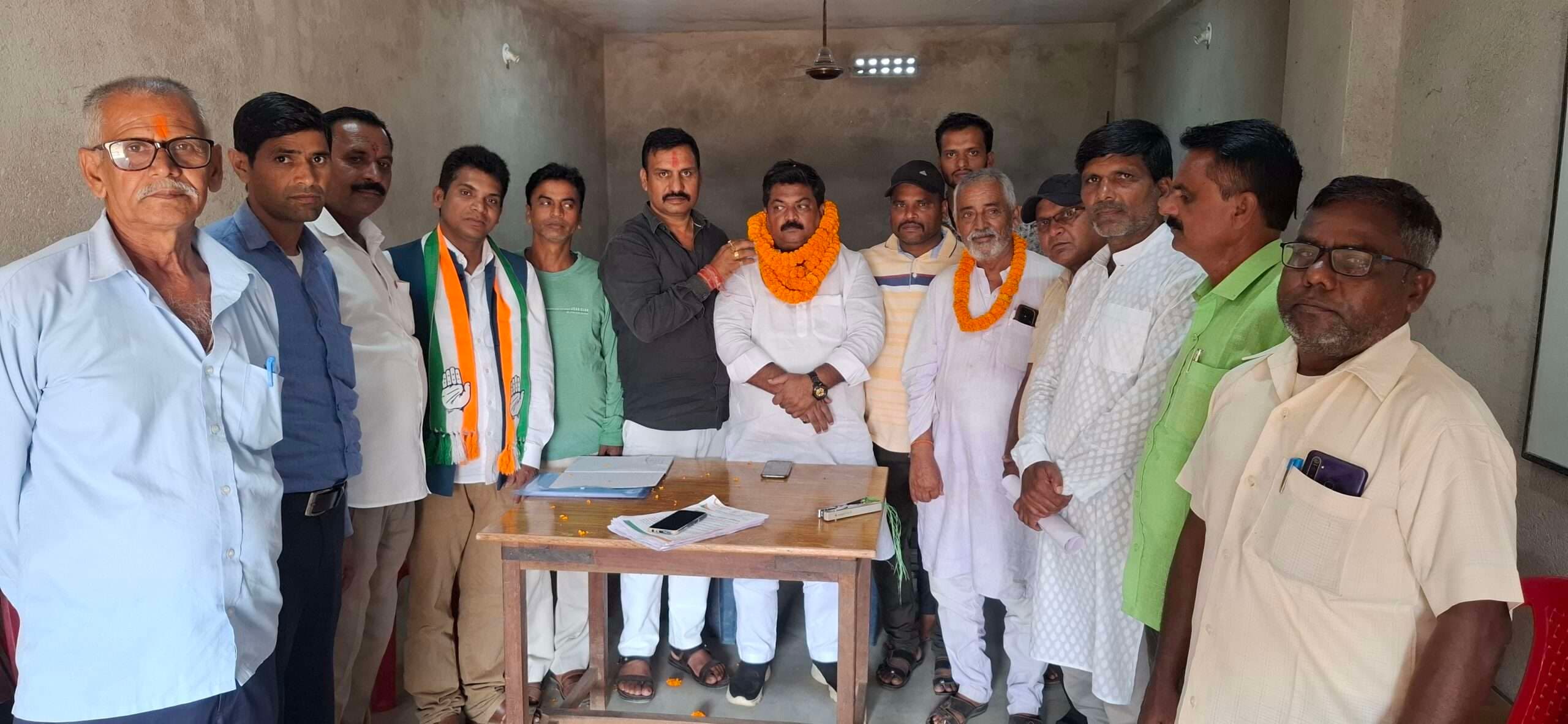 Giridih News :कांग्रेस की बैठक में हस्ताक्षर अभियान की समीक्षा