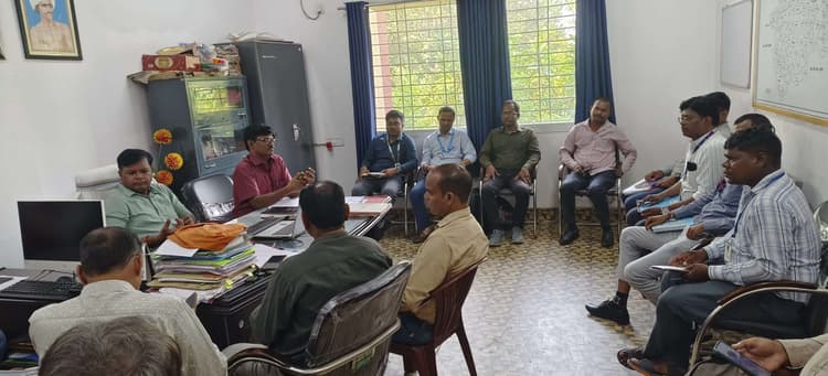 Seraikela Kharsawan News : राजनगर में 268 केसीसी आवेदन लंबित, अक्तूबर तक पूरा करें: मलय