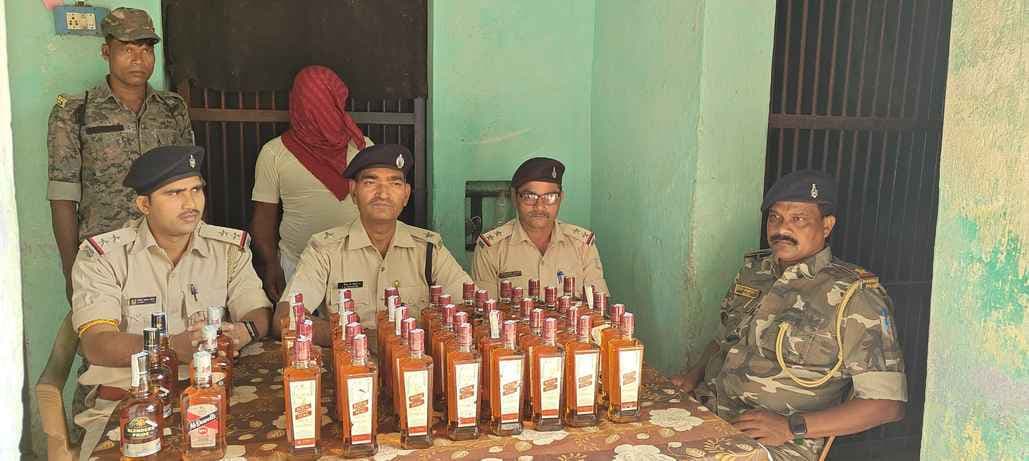 भारी मात्रा में अवैध विदेशी शराब के साथ तस्कर गिरफ्तार