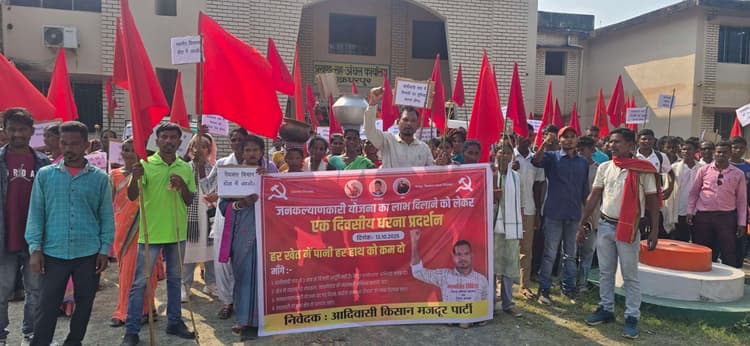 Chaibasa News : आक्रोशित ग्रामीण ढिबरी, टॉर्च व लालटेन लेकर सड़क पर उतरे