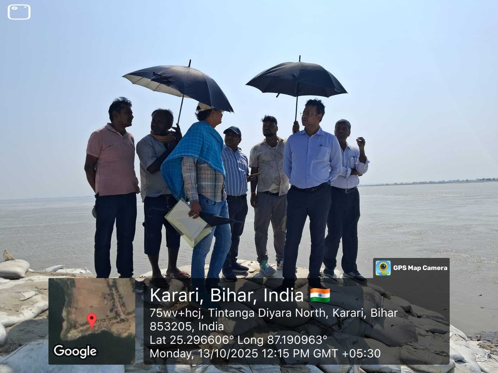 Bhagalpur news अधीक्षण अभियंता ने किया ध्वस्त तटबंध का निरीक्षण