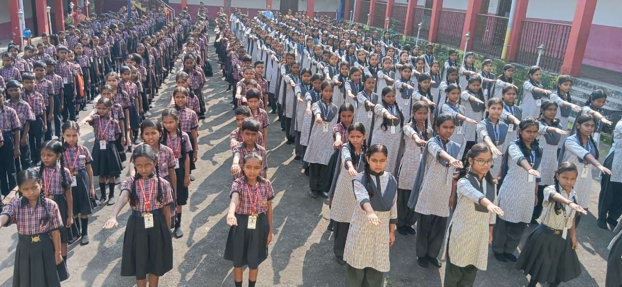 Bokaro News : मिट्टी के दीयों से घर संजाने का लिया संकल्प