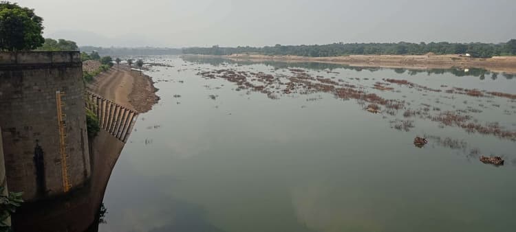 East Singhbhum News : गालूडीह बराज में जमा पानी बहाया गया, अब जल्द शुरू होगा तटबंध का निर्माण