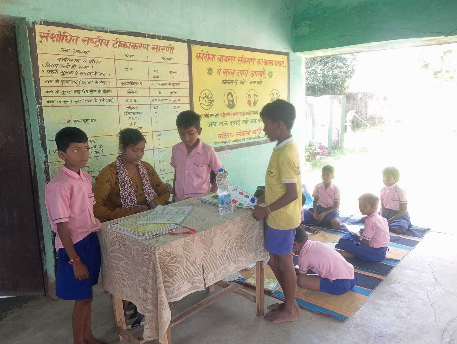 East Singhbhum News : क्लब भवन के बरामदे में फर्श पर बैठकर पढ़ाई करते हैं बच्चे